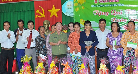 Mang yêu thương về với đất biển Kiên Giang