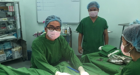 Chuyện về những bác sĩ Việt Nam trắng đêm cứu người ở Phnom Penh