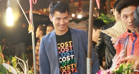 Nghệ sĩ hài Xuân Bắc nửa đêm đi "săn" hoa đẹp tặng chị em