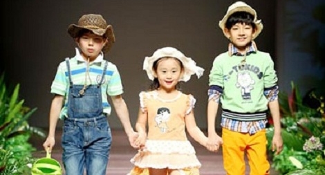 Trẻ em trình diễn thời trang phải được sự đồng ý của người giám hộ
