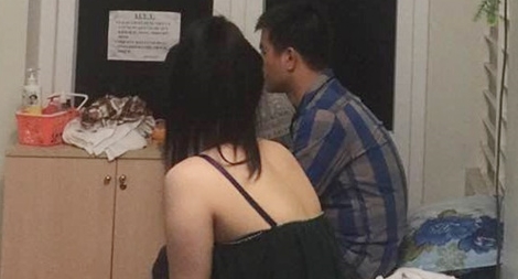 Bắt quả tang nhân viên mát xa kích dục khách trong phòng Vip