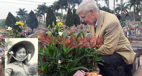 Giây phút nghẹn ngào bên mộ anh hùng liệt sĩ Đặng Thùy Trâm của cựu binh Mỹ