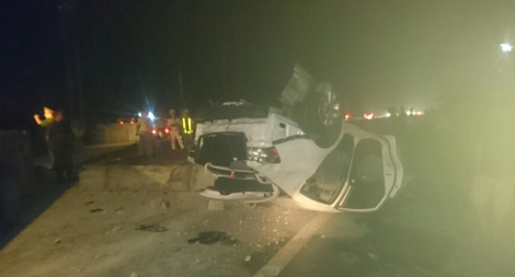 Xe đầu kéo nổ lốp "thổi bay" xe 4 chỗ 