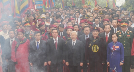Tổng Bí thư Nguyễn Phú Trọng dâng hương tưởng niệm các vua Hùng