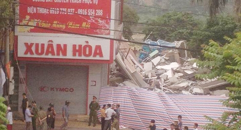 Nhà 5 tầng đổ sập lúc nửa đêm, vùi lấp 6 người trong một gia đình