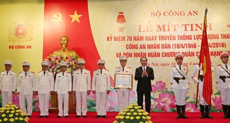 Chủ tịch nước Trần Đại Quang trao Huân chương Quân công tặng lực lượng Tham mưu CAND