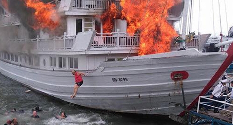 Tàu du lịch bốc cháy dữ dội, hành khách nhẩy xuống biển thoát thân