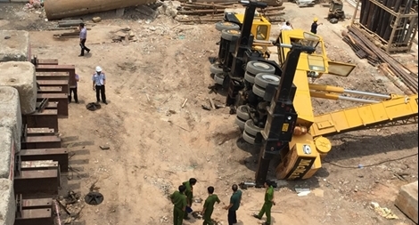 Cần cẩu hàng chục tấn đổ ập xuống trường mầm non