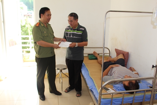 Tặng quà Phó trưởng Công an phường bị tội phạm bắn trọng thương