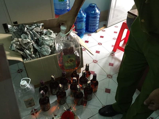 Dùng nước màu kho cá sản xuất rượu ngoại "dỏm" cung cấp cho quán bar