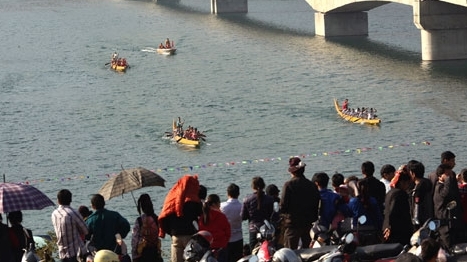 Hơn 10 ngàn người dự hội đua thuyền đuôi én lần đầu tiên tại Mường Lay 