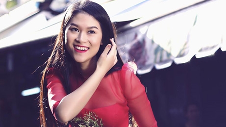 "Hiệp sĩ mù" Ngọc Thanh Tâm rạng rỡ giữa phố hoa