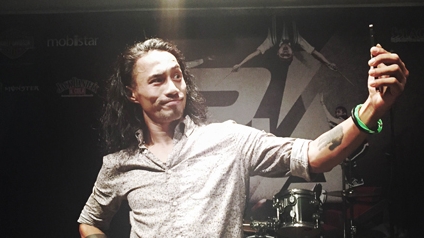 Phạm Anh Khoa đóng vai Thủy Tinh trong MV "Rain" 