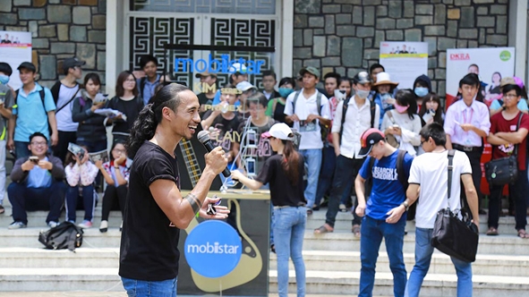 Phạm Anh Khoa bị “vây kín” trong biển người