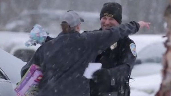 Cảnh sát giao thông tặng quà Noel cho người dân