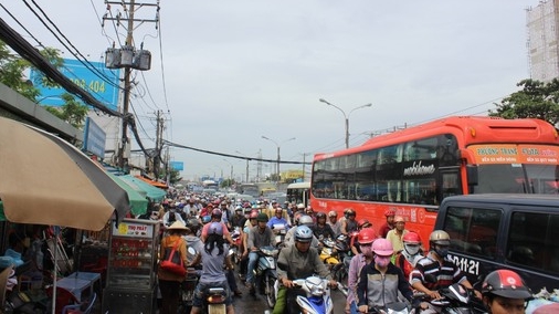 Kẹt cứng xe tải trước ngày thông xe