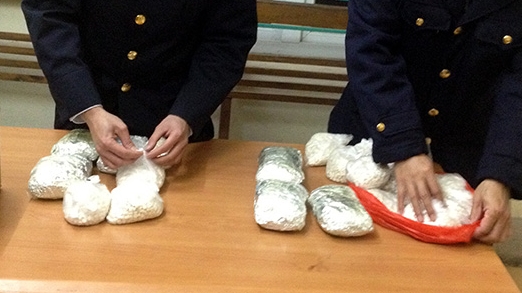 Bắt 2 đối tượng vận chuyển hơn 8,2 kg chất nghi ma túy