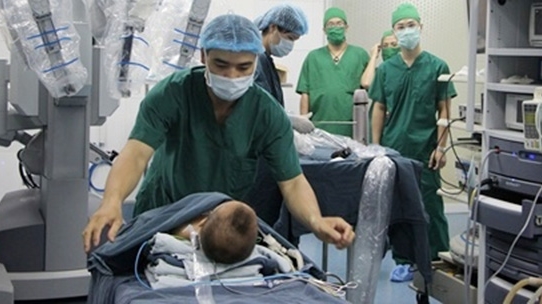 Ở nơi bác sĩ mổ như… chơi game