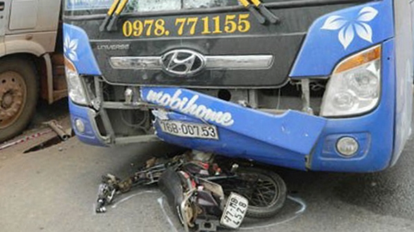 Xe máy chui gầm xe khách, hai thanh niên tử nạn