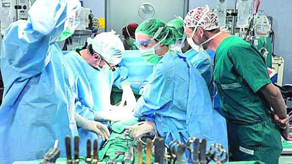 Ca cấy ghép xương chậu nhân tạo đầu tiên