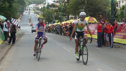 Nguyễn Thành Tâm chiến thắng chặng 16 giải đua xe đạp 