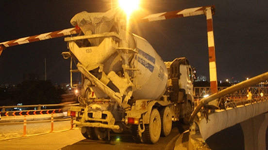 TP HCM: Ùn ứ cầu Nguyễn Văn Cừ do xe trộn bê tông đội thanh chắn hạn chế chiều cao