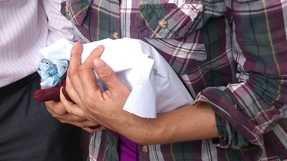 Niềm vui của người phụ nữ ve chai khi nhận 5 triệu yen