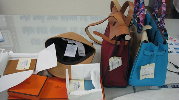 Phát hiện và bắt giữ vụ gian lận hoàn thuế GTGT lớn khi xuất cảnh