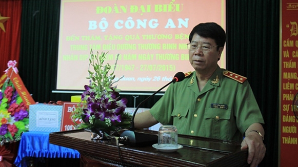 Thứ trưởng Bùi Văn Nam thăm hỏi, tặng quà thương bệnh binh