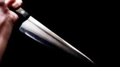 Khuyên bạn bình tĩnh, sau đó bất ngờ cho bạn "ăn" dao