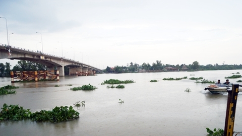Nam thanh niên cẩn thận để lại giấy tờ tùy thân trước khi nhẩy sông quyên sinh