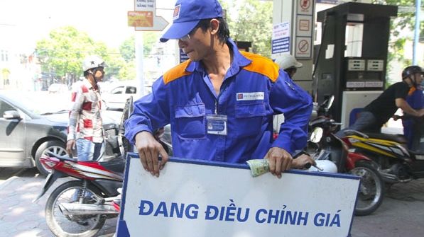 Xăng giảm 816 đồng/ lít từ 3h chiều nay