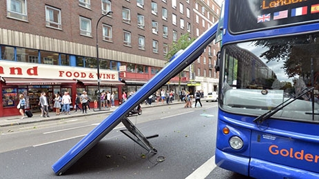 Xe buýt hai tầng bay nóc, nhiều người bị thương