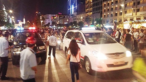 Nhiều người hùa theo 2 cô gái giải quyết mẫu thuẫn trên phố đi bộ