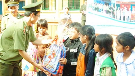 Khám bệnh, cấp phát thuốc và tặng quà cho hơn 400 người nghèo