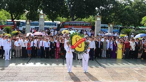 Các đại biểu chương trình Vinh quang Việt Nam vào lăng viếng Chủ tịch Hồ Chí Minh