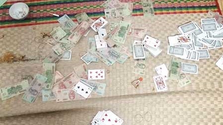 30 con bạc bị tạm giữ cùng 9 mã tấu và lưỡi lê