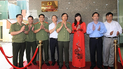 Gắn biển Công trình Kỷ niệm 70 năm Ngày truyền thống CAND