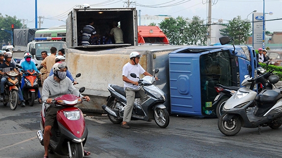 Ùn tắc vì xe tải chở 500 thùng bia lật ngang đường