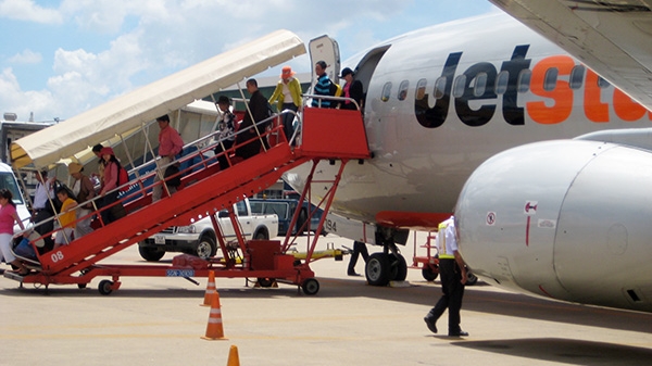 Xe thang tông máy bay Jetstar tại Tân Sơn Nhất