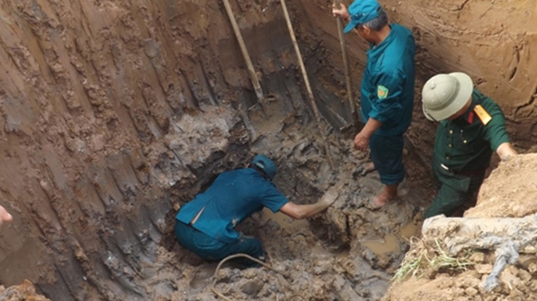 Đào móng nhà phát hiện... tên lửa