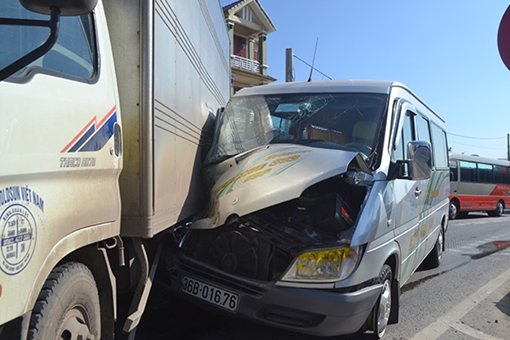 Vừa đi lễ ông Hoàng Mười về, xe khách 16 chỗ gặp nạn