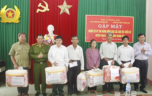 Gặp mặt, tặng quà cho những người có uy tín 