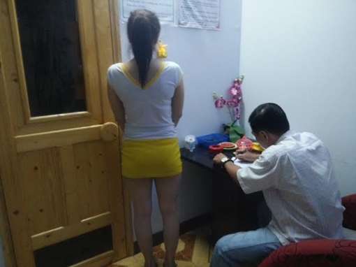 Nhân viên massage gạ gẫm khách kích dục 