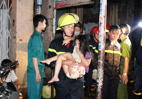 Cảnh sát PCCC cứu 5 người mắc kẹt ra khỏi căn nhà 4 tầng đang cháy dữ dội 