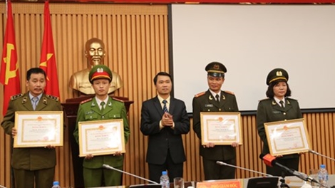 Khen thưởng vụ khám phá 2 cây xăng gian lận bằng điều khiển từ xa 