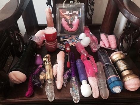 Thu giữ 19 loại thuốc cùng nhiều đồ chơi kích dục 