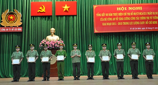 Khen thưởng 60 tập thể, cá nhân có thành tích xuất sắc 