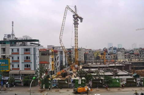 Trục cần cẩu gẫy giữa đêm, người dân cuống cuồng bỏ chạy 