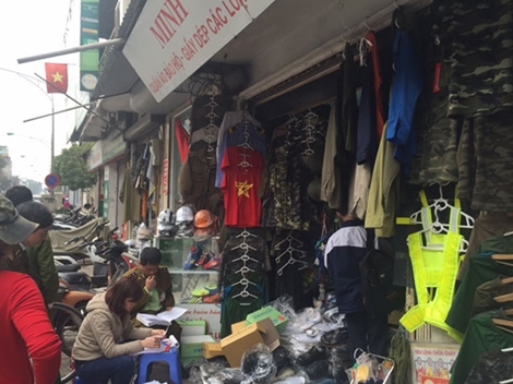 Phát hiện nhiều quân tư trang bày bán trái phép ở Hà Nội 